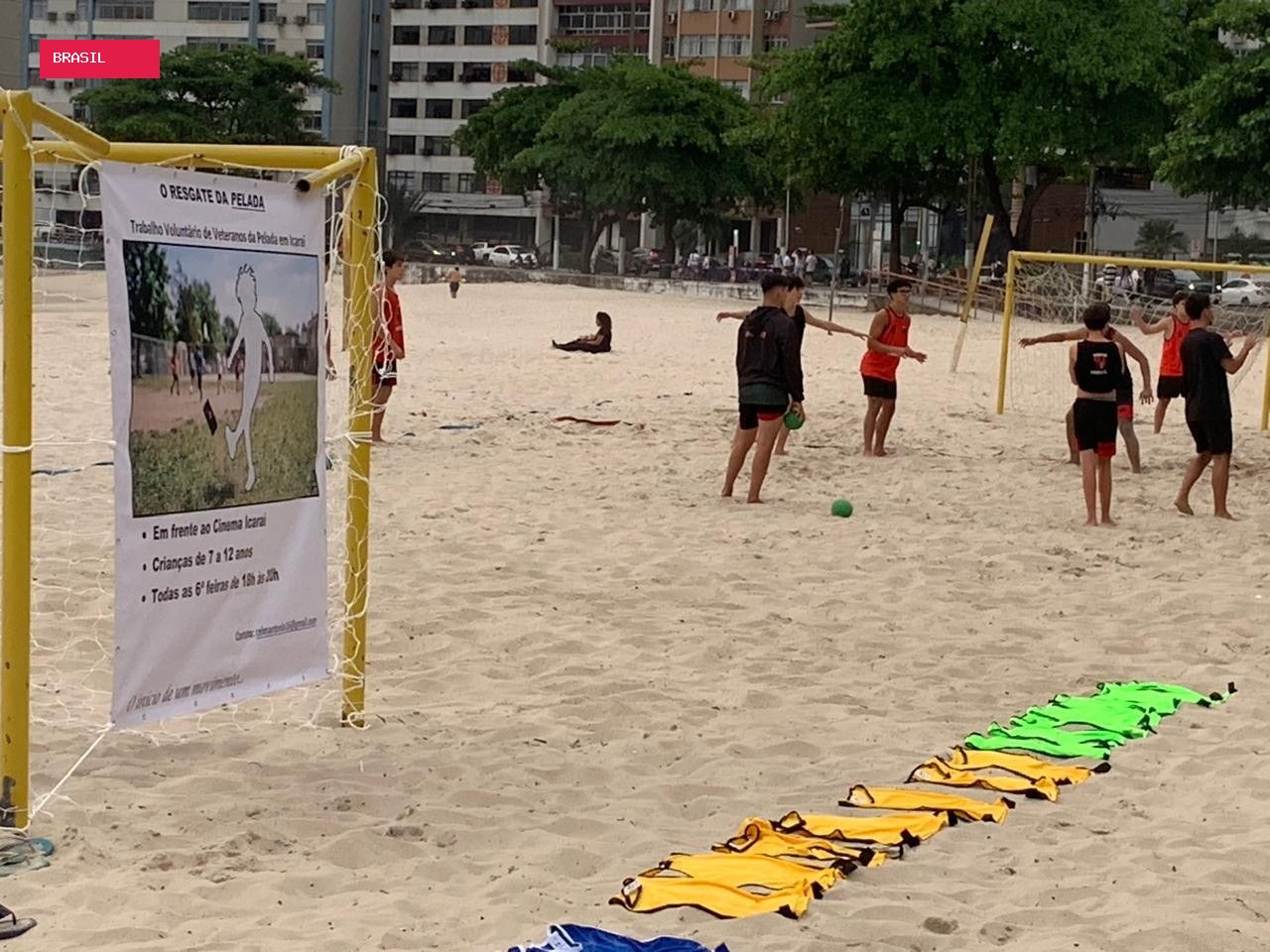 Futebol infantil na Praia de Icaraí: projeto incentiva esporte e redução de telas para crianças