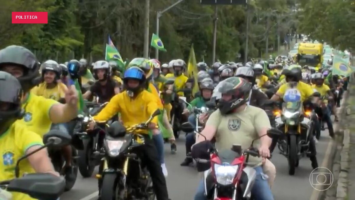 Flávio Bolsonaro faz campanha em Vitória e Salvador; apoiadores realizam atos e carreatas em capitais