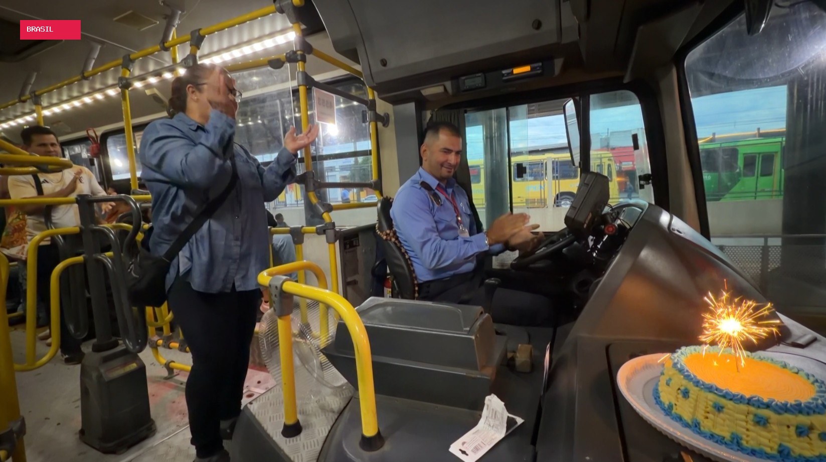 Passageiros fazem festa em ônibus para comemorar aniversário de motorista que os transporta todos os dias