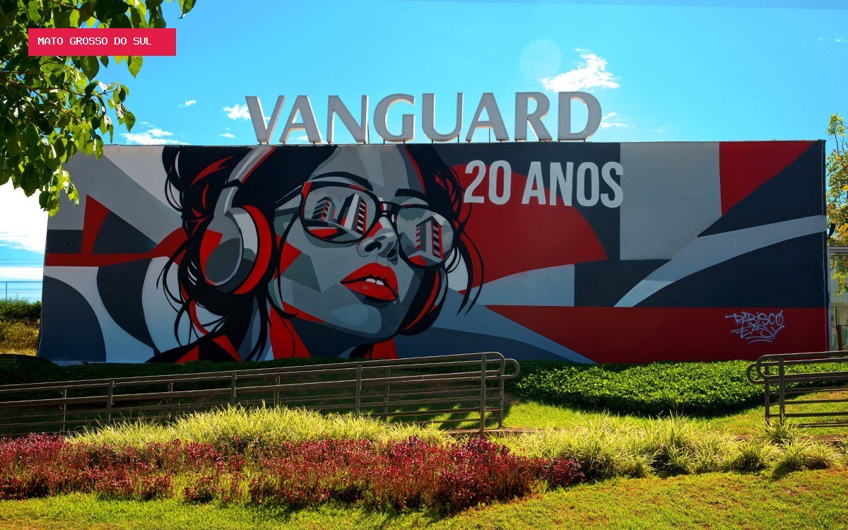 Vanguard celebra 20 anos indo além do óbvio e transforma fachada em obra de arte
