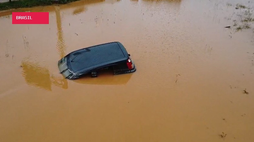 Alagamentos atingem dois pontos da Rodovia Anhanguera em Cajamar neste domingo de eleições