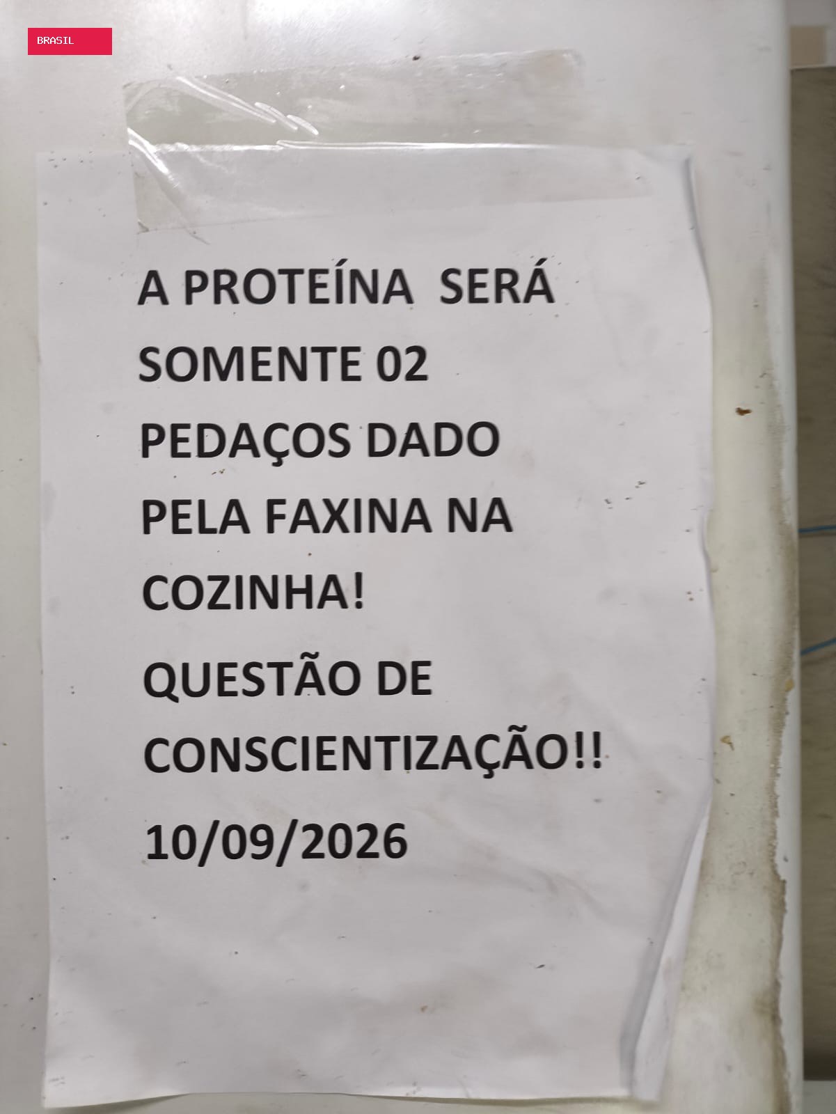 Diretora presa por desvar comida limitava refeições a ‘dois pedaços’ de proteína em presídio; cartaz pedia