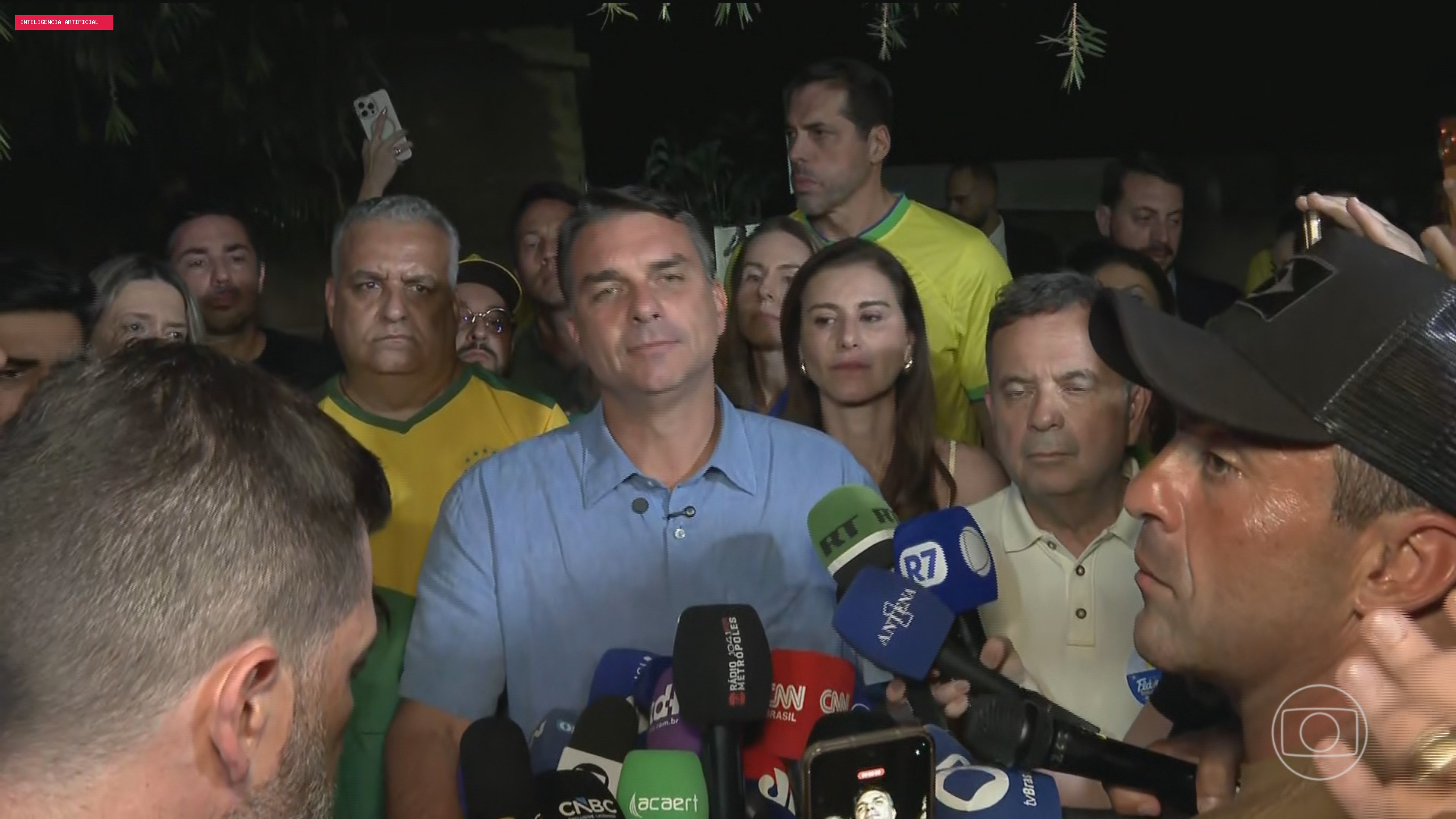 É #FAKE vídeo de Flávio Bolsonaro dizendo que, se eleito, vai cortar 13° e aposentadorias; fala foi