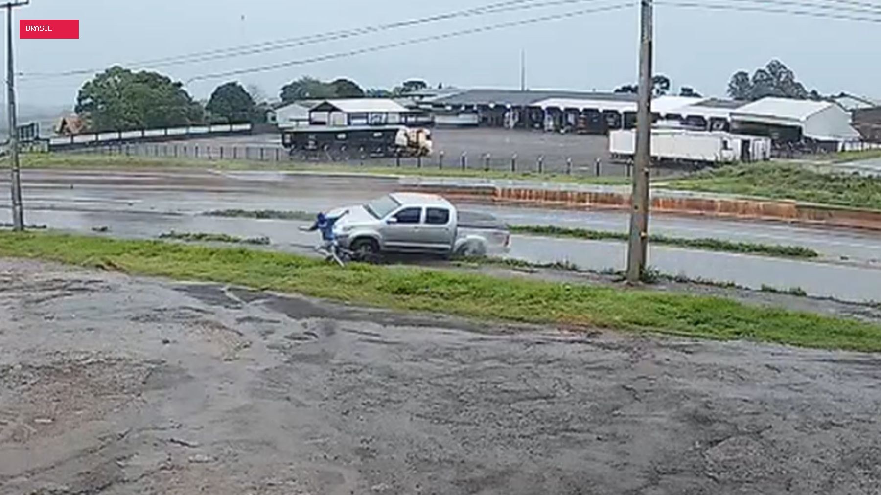 Ciclista consegue escapar segundos antes de caminhonete capotar e atingir bicicleta no Paraná