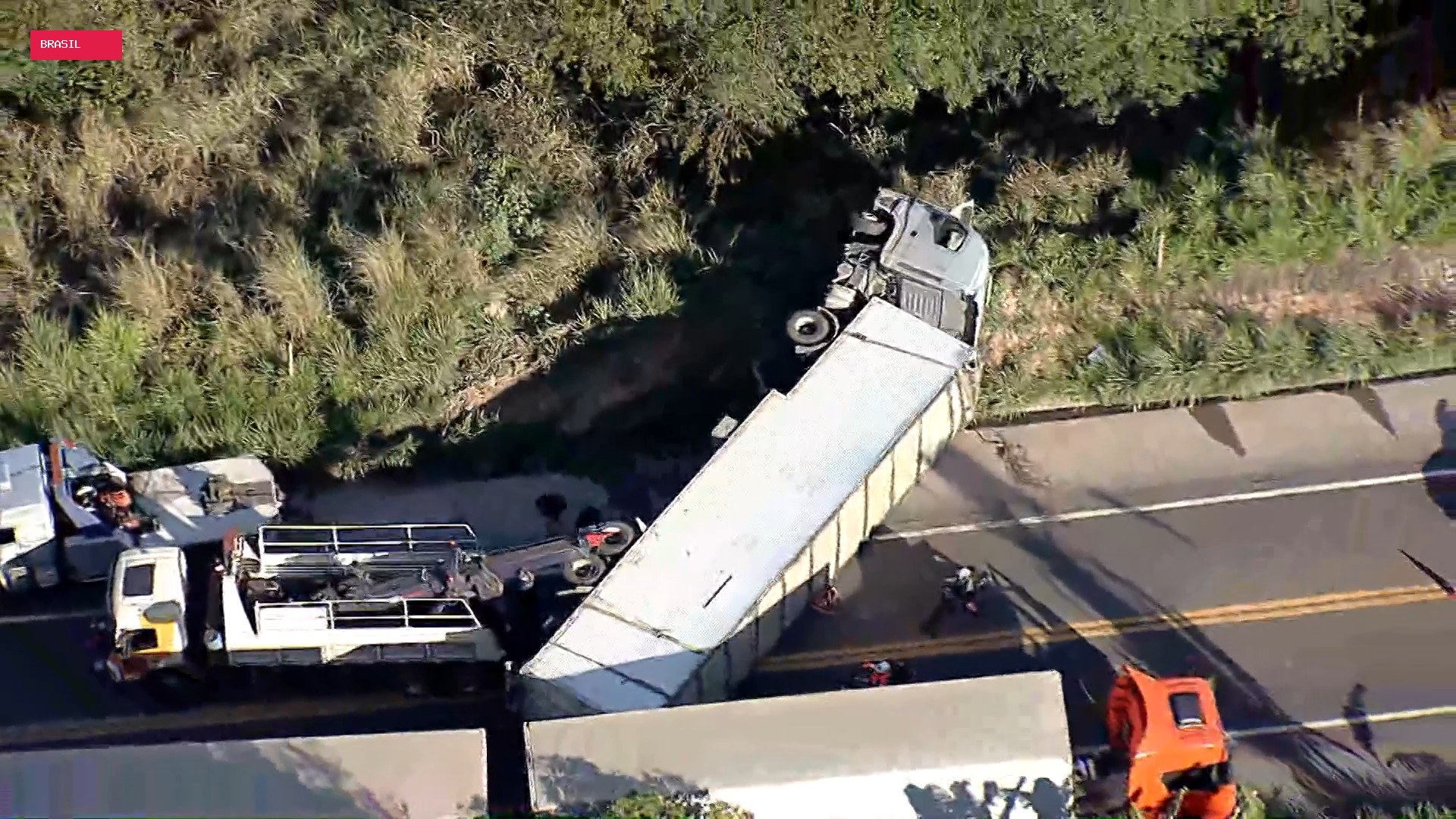 Carreta carregada de grãos tomba e interdita BR-381, na Grande BH