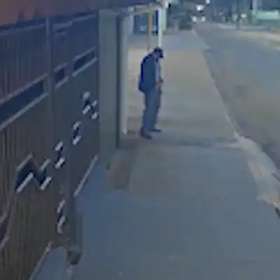 Sem pudor, homem se masturba em plena calçada e é flagrado por câmera