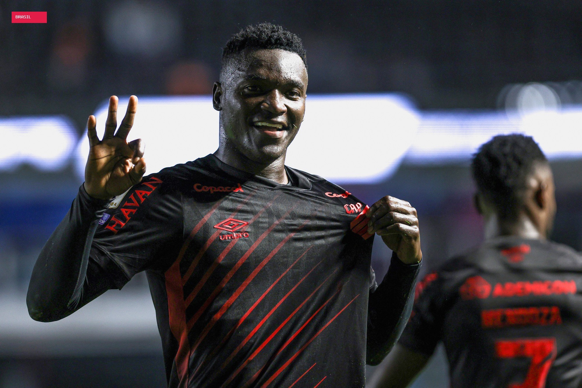 Artilheiro do Brasileirão, Viveros quebra recorde de Tevez na competição