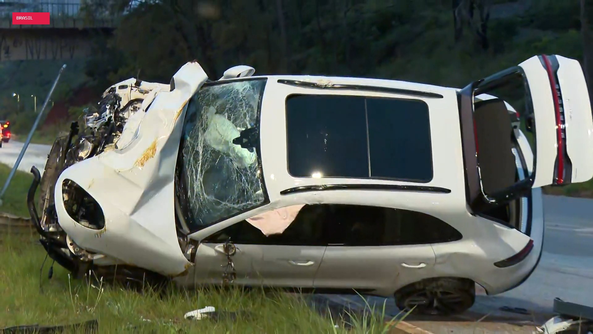 Adolescente pega Porche escondido da mãe, bate em Hilux e carros capotam na MGC-356, em BH