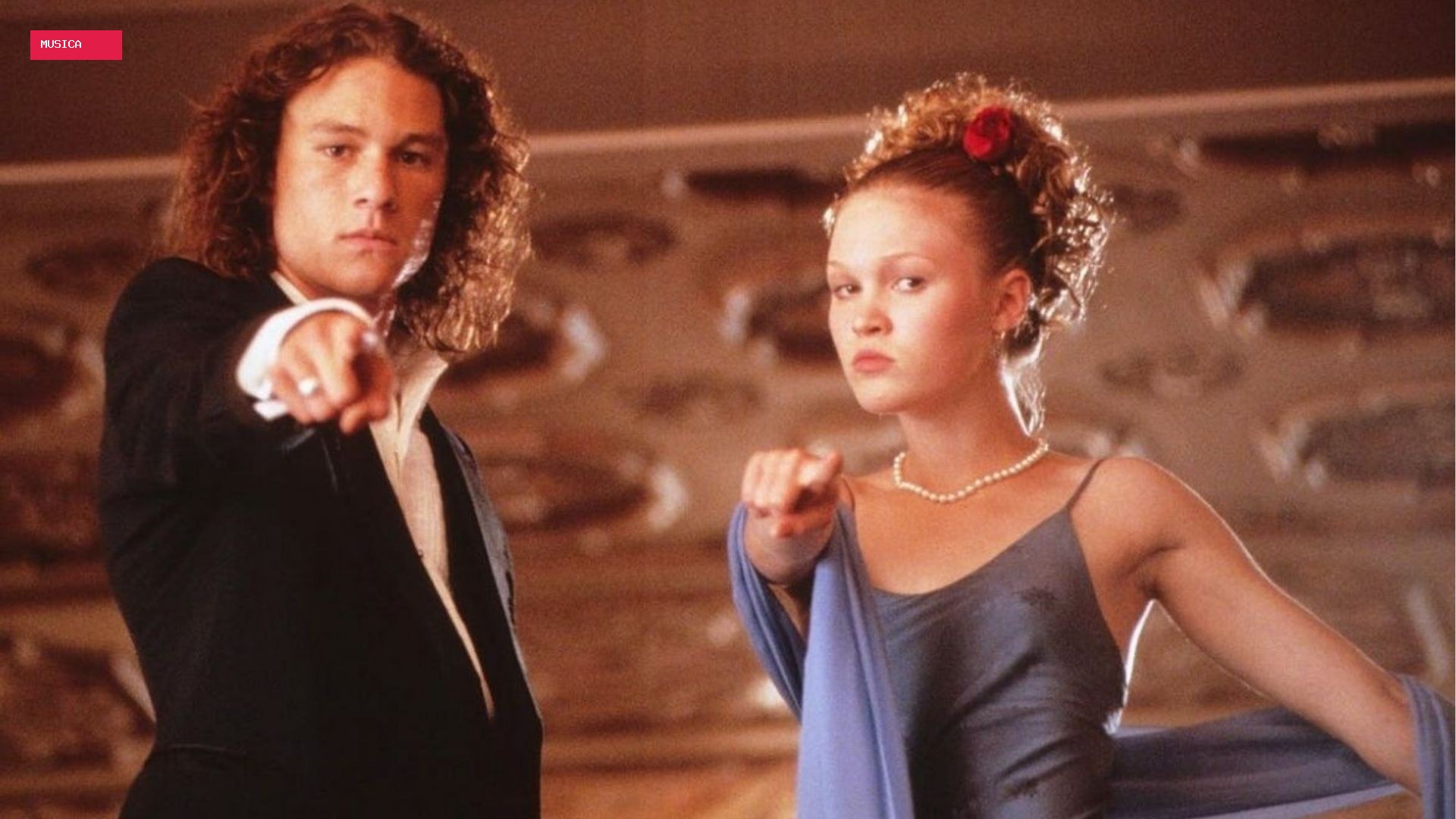 Julia Stiles homenageia Heath Ledger, seu par romântico em ’10 Coisas que eu Odeio em Você’
